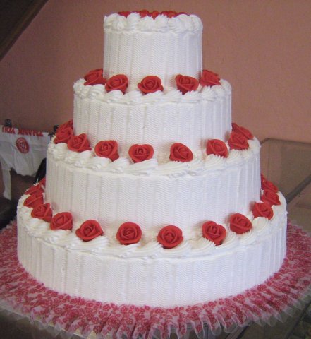4 tiers red roses